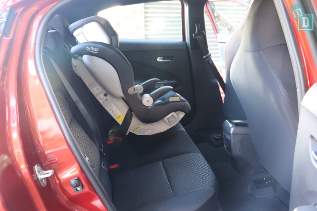 Nissan Juke ST+ 2020 legroom with one forward facing child seat installed