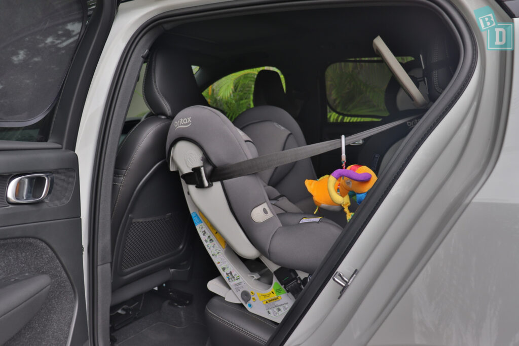 2021 VOLVO XC40 PHEV legroom with rear-facing child seats installed in the second row