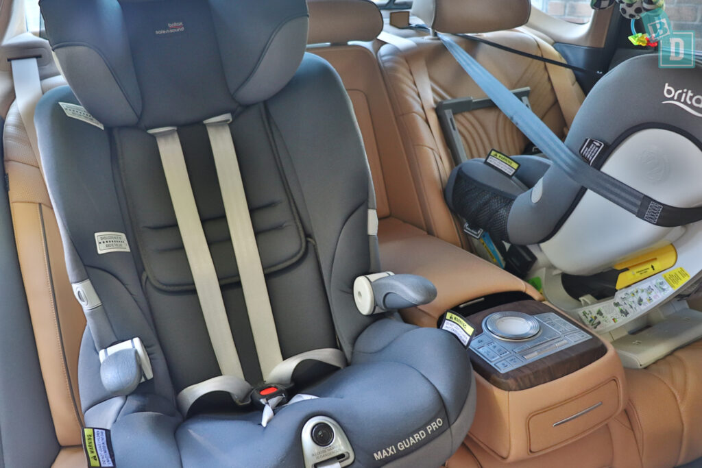 2021 Genesis G80 space between two child seats installed in the second row