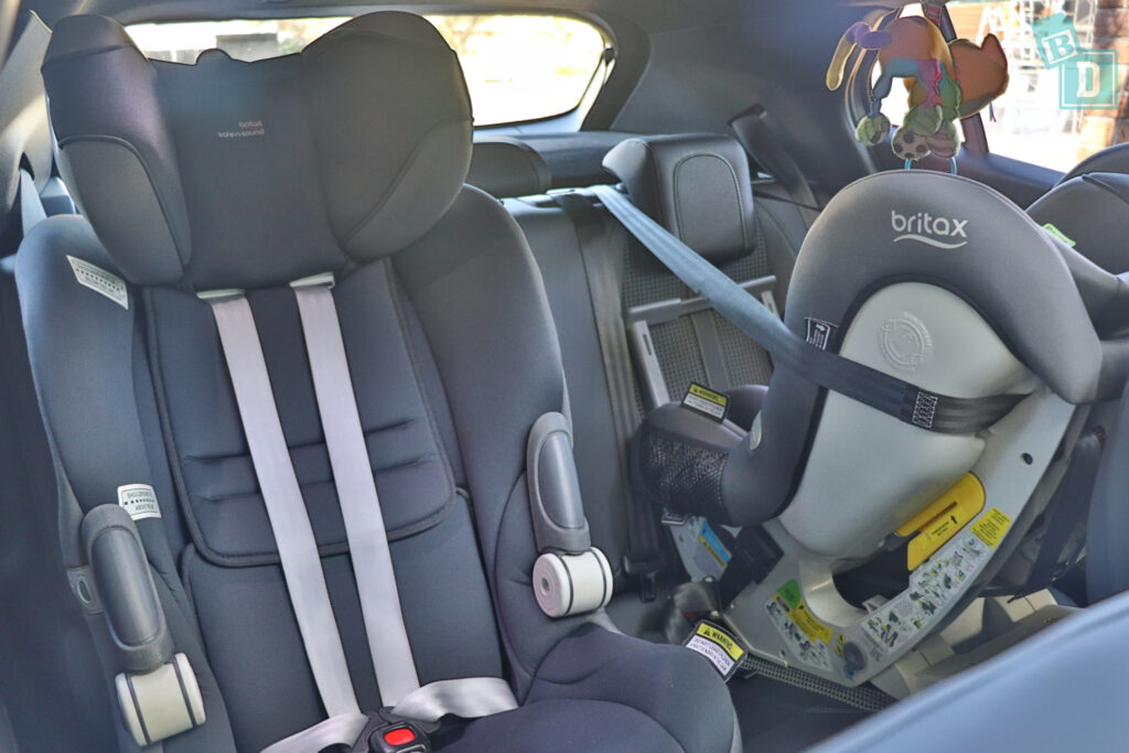 2021 Peugeot 2008 space between two child seats installed in the second row