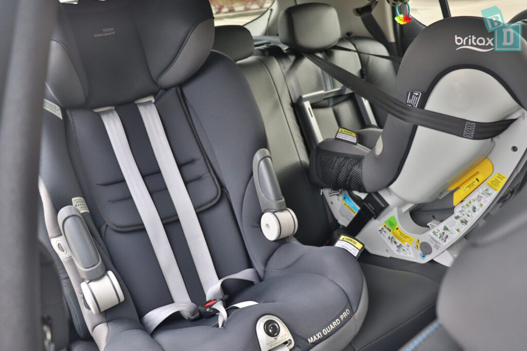 2021 Nissan Leaf e+ space between two child seats installed in the second row