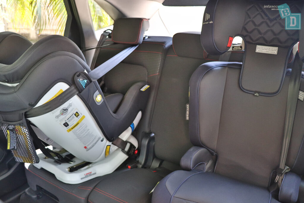 2022 Ford Escape ST-LINE Space between two child seats installed in the second row