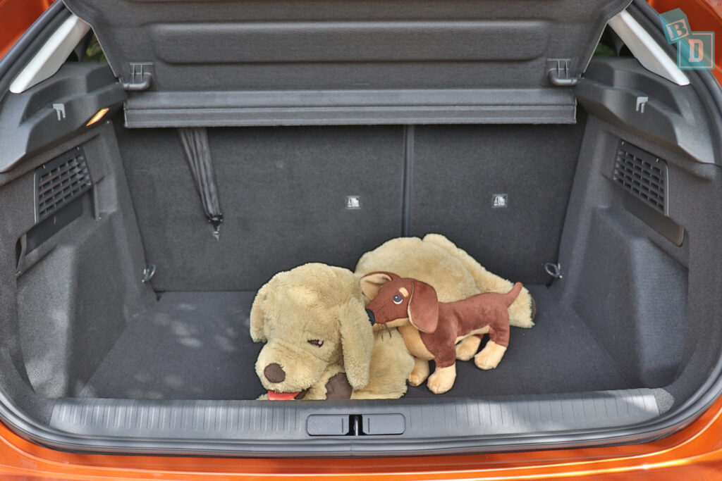 2022 Citroen C4 space for dogs with two rows of seats in use