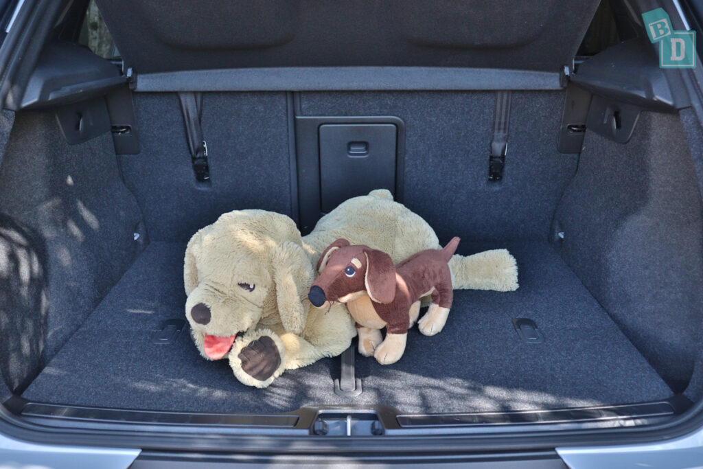 2022 Volvo XC40 T5 Recharge EV space for dogs with two rows of seats in use