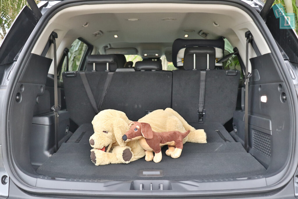 2023 Ford Everest Trend 4x4 boot space for dogs with two rows of seats in use