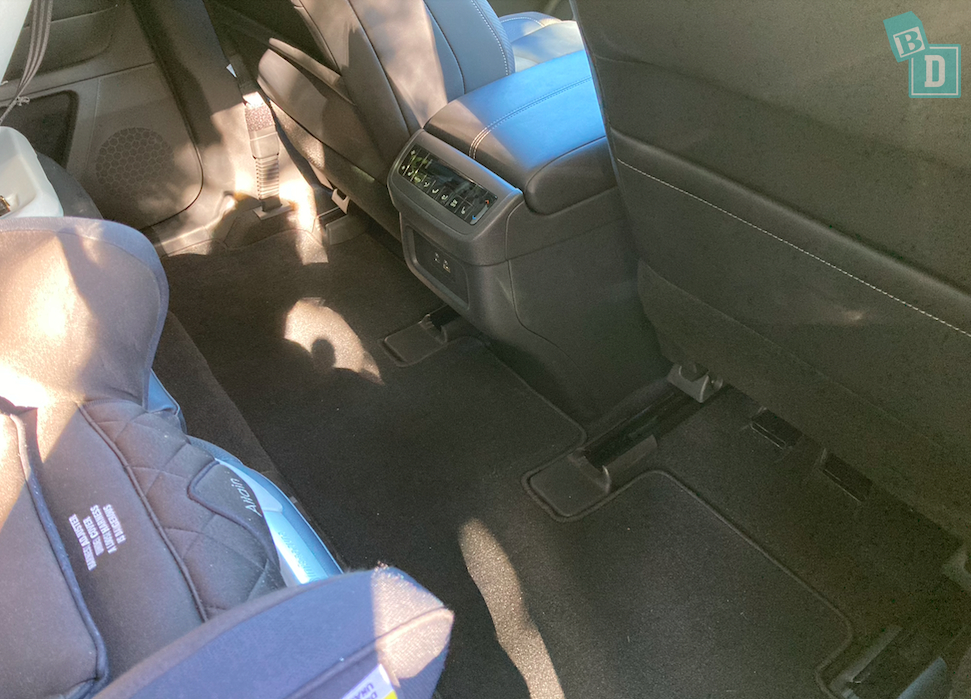 2023 Nissan Pathfinder Ti legroom with forward-facing child seats installed in the second row 