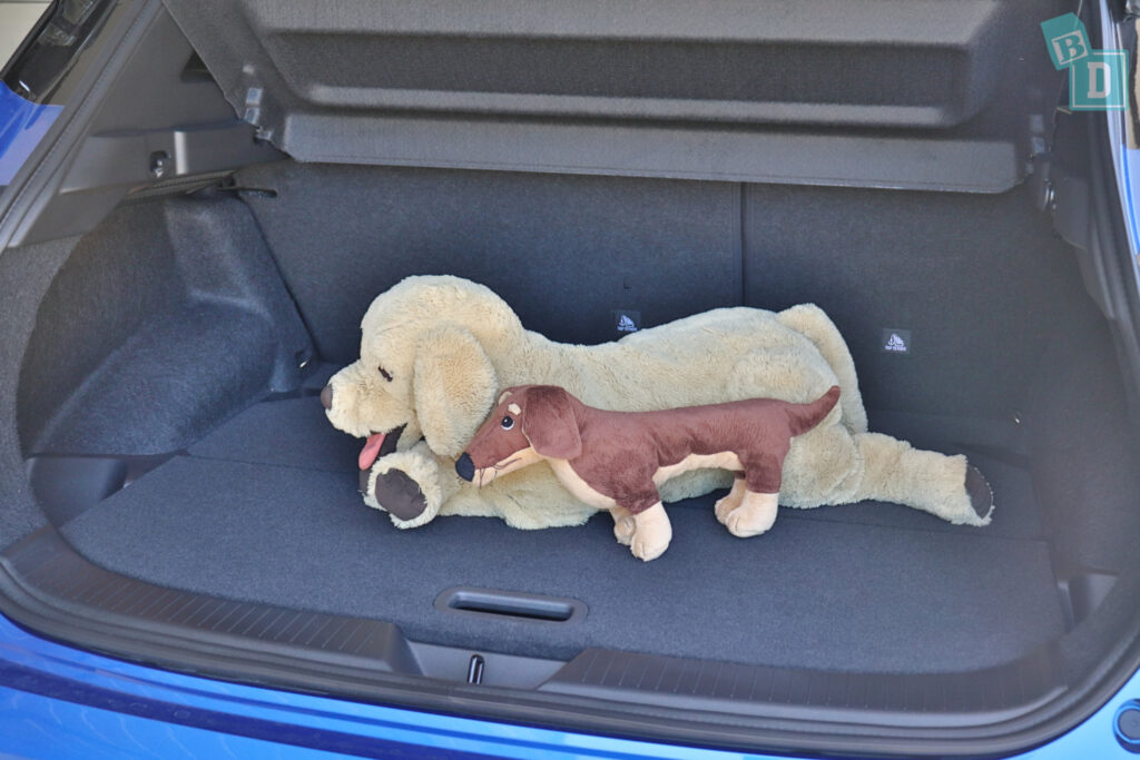 2023 Nissan Qashqai Ti boot space for dogs with two rows of seats in use

