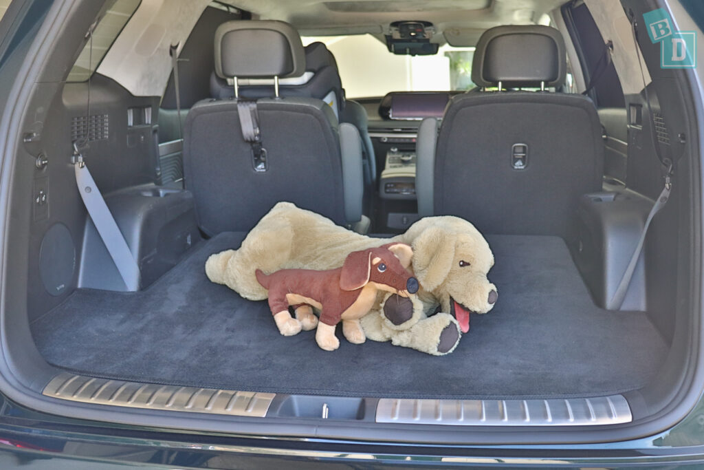 2023 Hyundai Palisade Highlander boot space for dogs with two rows of seats in use 