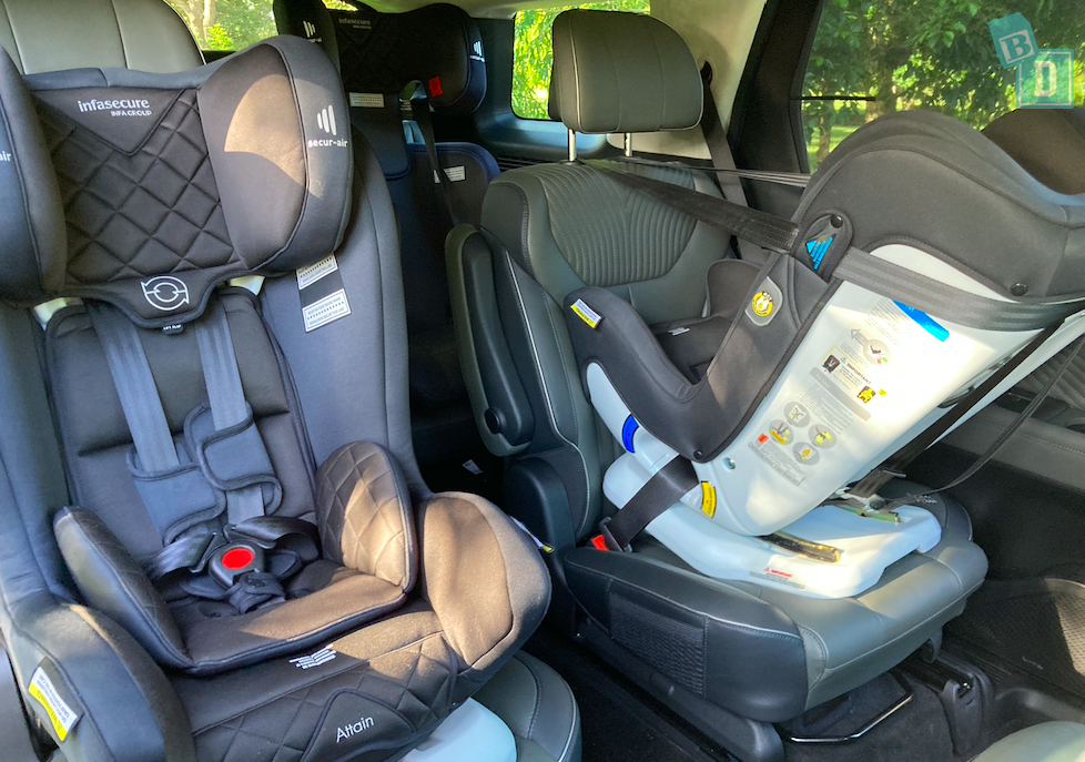 2023 Hyundai Palisade Highlander space between two child seats installed in the second row 