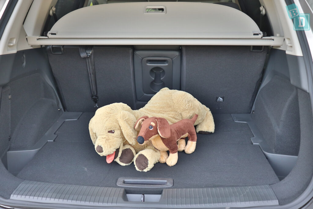 2023 Nissan X-Trail e-Power boot space for dogs with two rows of seats in use 
