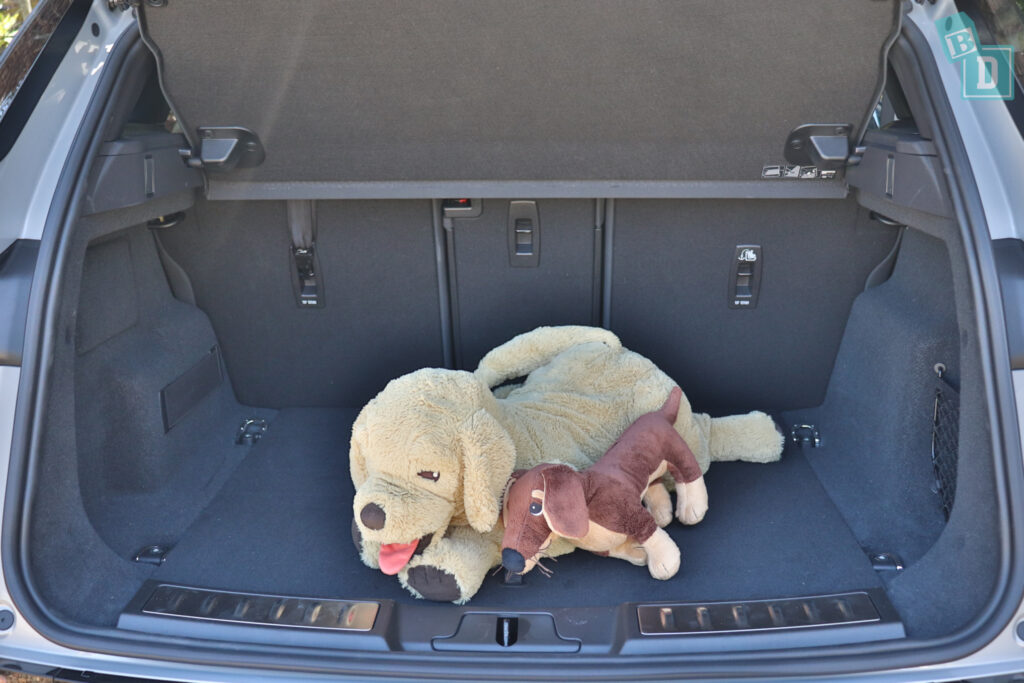 2023 Range Rover Evoque PHEV boot space for dogs with two rows of seats in use 
