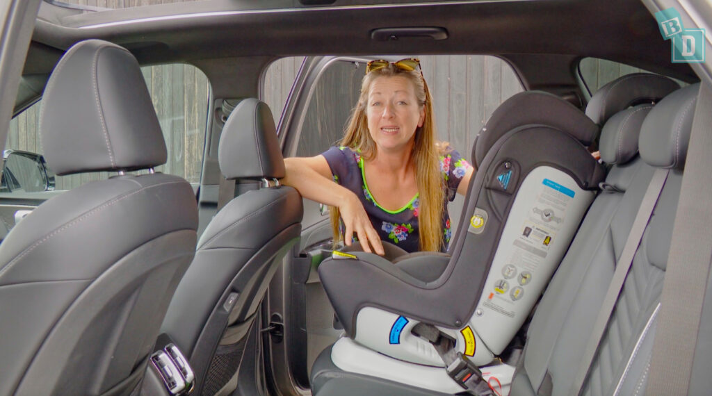 2024 Kia Sorento legroom with forward-facing child seats installed in the second row 