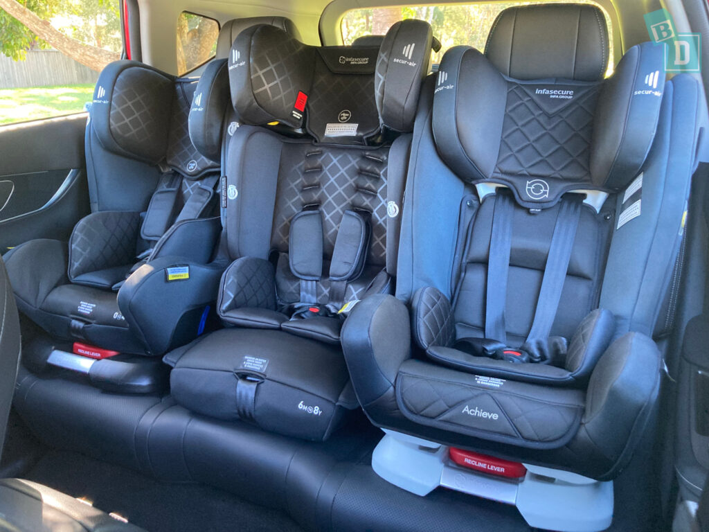 2024 Chery Tiggo 7 Pro with three child seats installed in the second row 