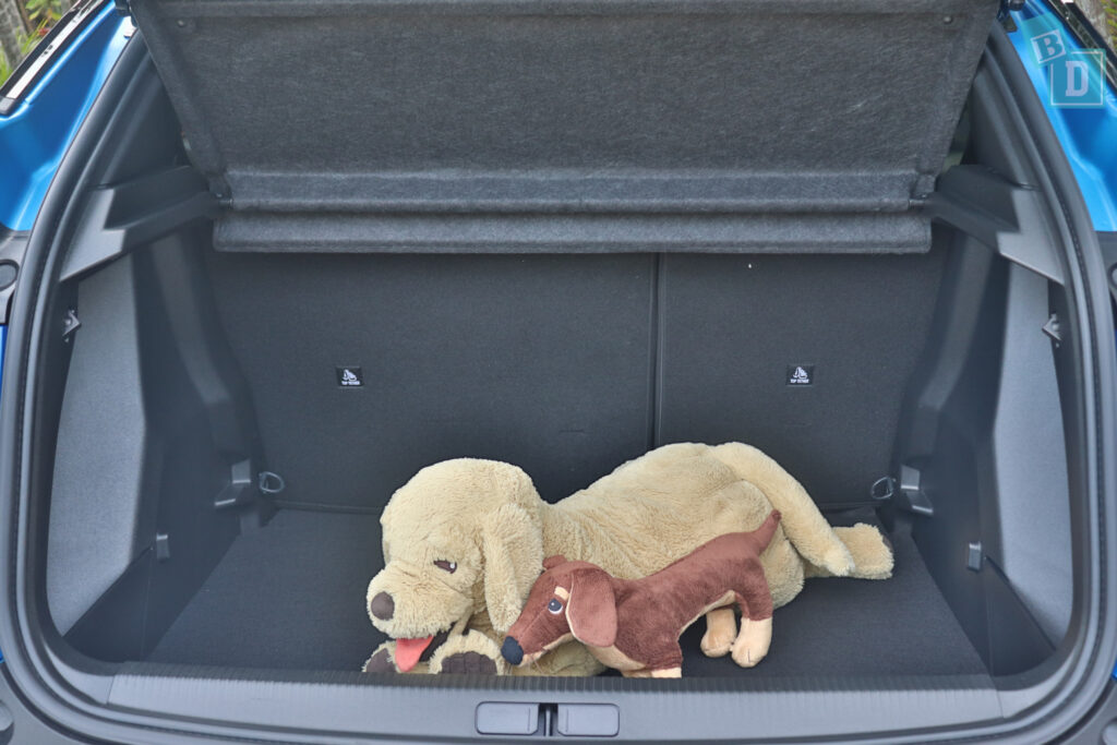 2023 Peugeot e-2008 boot space for dogs with two rows of seats in use
