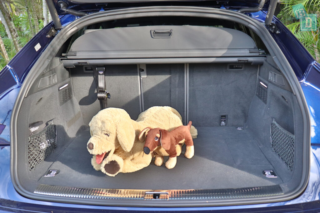 2024 Audi Q5 Sportback PHEV boot space for dogs with two rows of seats in use 