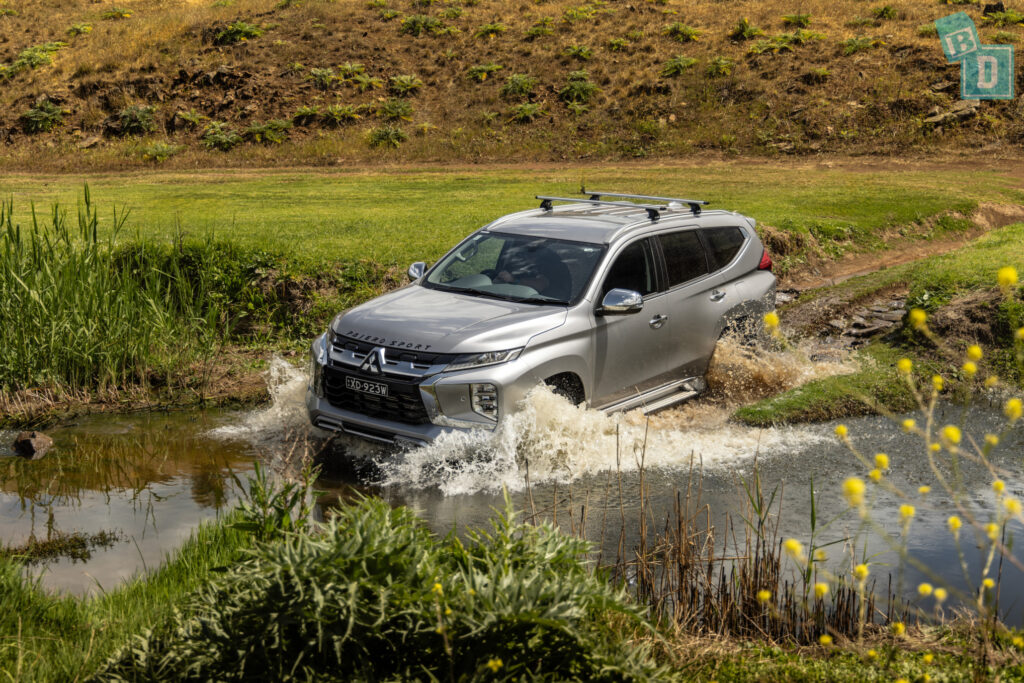 2025 Mitsubishi Pajero Sport off-road water crossing