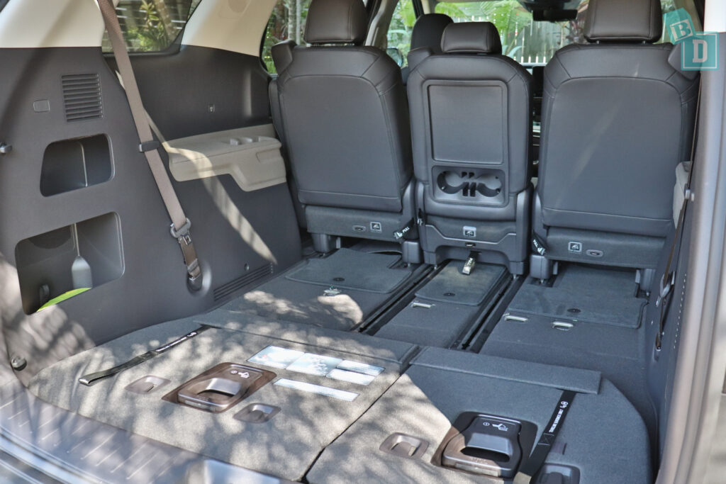 2025 Kia Carnival GT-Line Hybrid ISOFIX child seat anchorages in the second row 