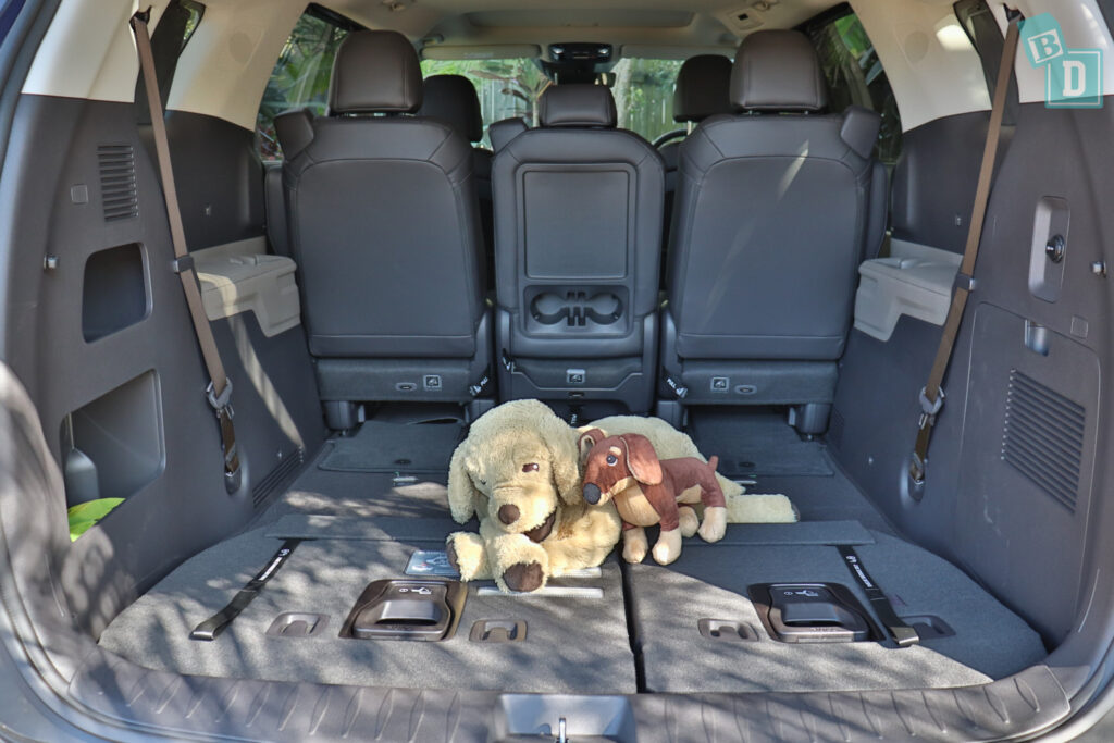 2025 Kia Carnival GT-Line Hybrid boot space for dogs with two rows of seats in use 